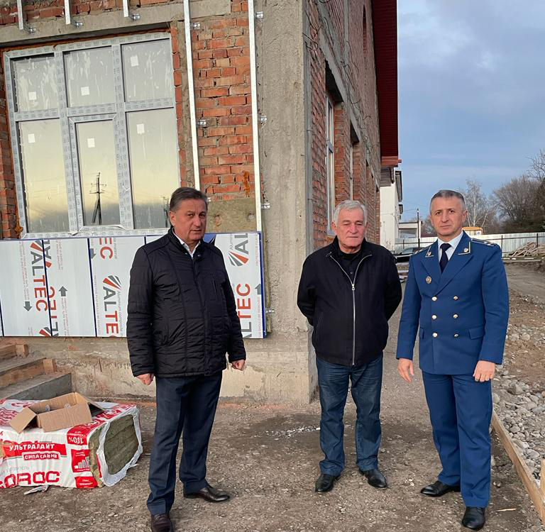  Глава Терского района Муаед Дадов и прокурор района Заур Нагацуев проинспектировали ход строительства ясельного блока в с.п. Новая  Балкария 
