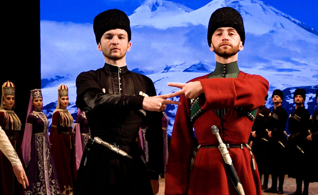 Ансамбли «Кабардинка» и «Балкария» поддержали Армию России танцевальным флешмобом