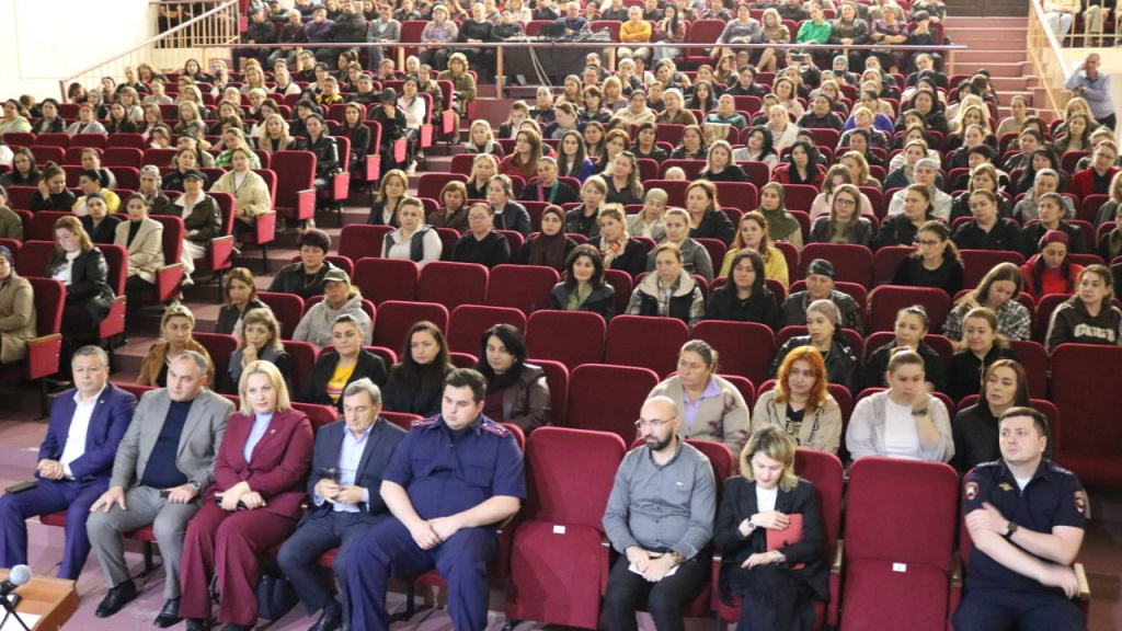 В Терском районе прошла информационно-профилактическая встреча с родительским сообществом, направленная на профилактику деструктивного поведения в молодежной среде