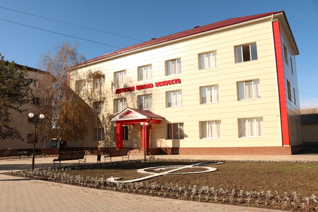 Территория Детской школы искусств благоустроена