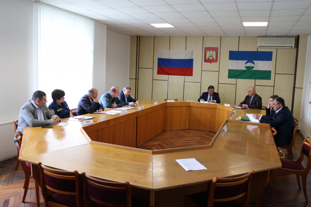На Комиссии ЧС рассмотрены вопросы обеспечения безопасности в детских оздоровительных учреждениях в летний период 